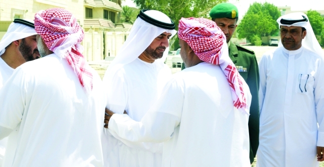 "عبد الله بن سالم يقدم واجب العزاء إلى أسرة الشهيد غالب المري |  وام"