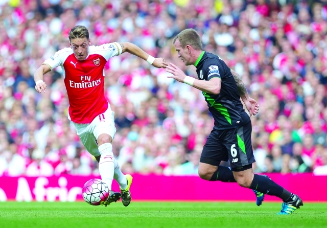 "■ أوزيل خلال لقاء أرسنال وستوك في الدوري الإنجليزي | أ ب"