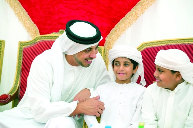 "■ منصور بن زايد يلاطف أبناء الشهيد سيف النقبي"