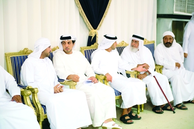 "■  منصور وخالد بن زايد يقدمان التعازي لأسرة الشهيد راشد الخنبولي الشحي"