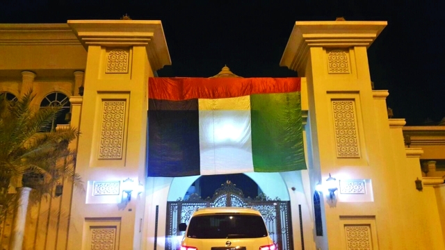 "مواطن في الشارقة يرفع العلم استجابة لدعوة نائب رئيس الدولة"