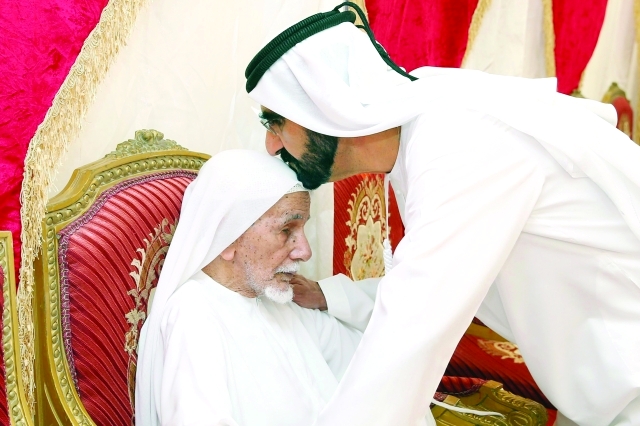 "محمد بن راشد مواسياً في الشهيد سيف النقبي | تصوير: محمد هشام"