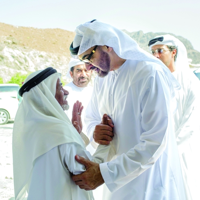 "محمد بن زايد يشد من أزر جد الشهيد سعود السعدي بحضور منصور بن زايد | وام"