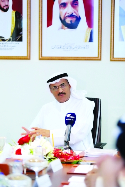 "■ عبد الله النعيمي متحدثاً خلال الاجتماع"