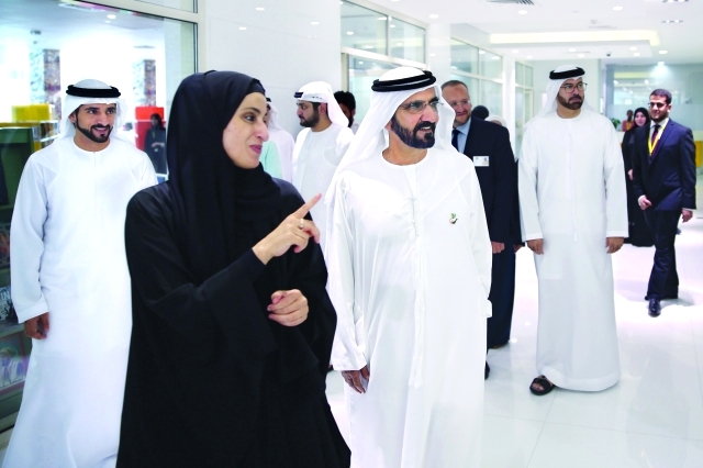 "■ محمد بن راشد خلال إطلاق المشروع بحضور حمدان ومكتوم بن محمد ومحمد القرقاوي ونجلاء الشامسي"