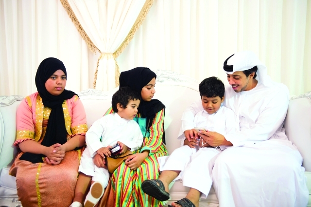 "■ منصور بن زايد خلال عزاء شهيد الحق غالب المري"