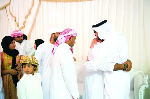 "■ ولي عهد أبوظبي خلال عزاء أسرة الشهيد غالب المري"