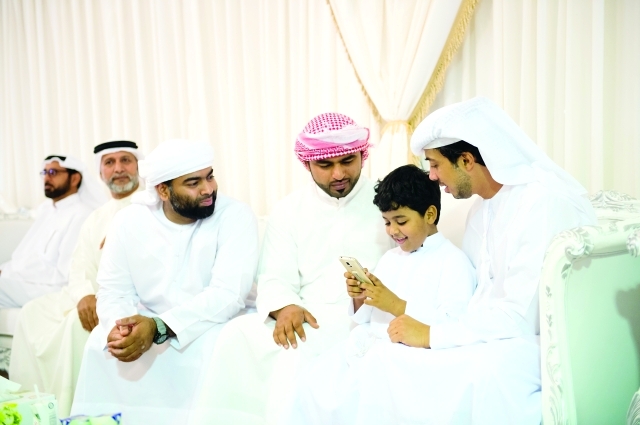 "■ منصور بن زايد يواسي أسرة الشهيد غالب المري"