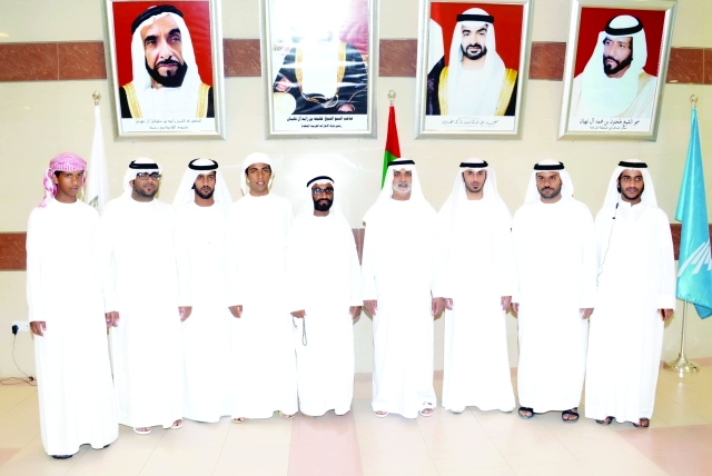 "3- معاليه مع عدد من العارضين المواطنين"