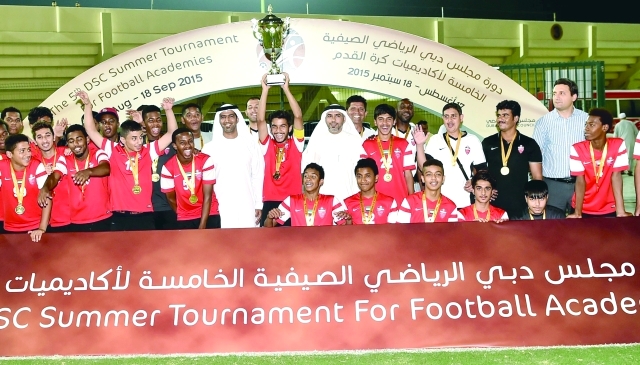 "■ لاعبو الأهلي والإداريون يحتفلون باللقب"
