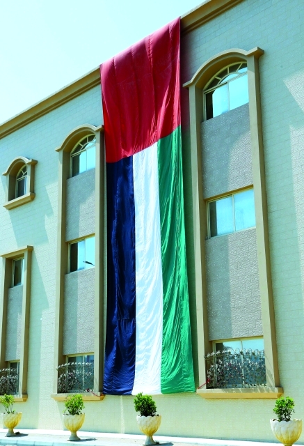 "■ راية الإمارات على مبنى في الفجيرة"
