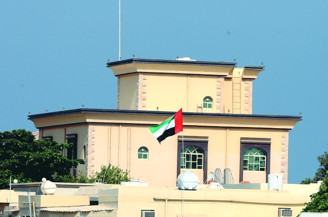 "■ مواطن يرفع العلم فوق بيته بمنطقة الجولان في رأس الخيمة"