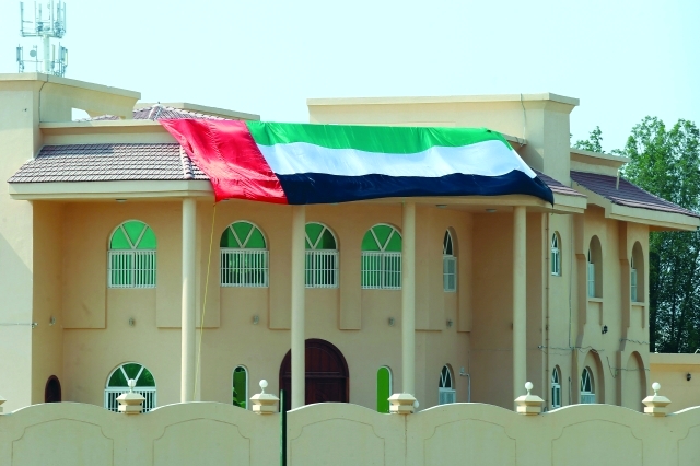 "■ وفوق أحد المنازل في الشارقة"
