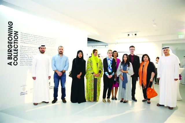 "بدور القاسمي تتوسط لفيفاً من الفاعلين في مشهد الشارقة الفني | تصوير - غلام كاركر"