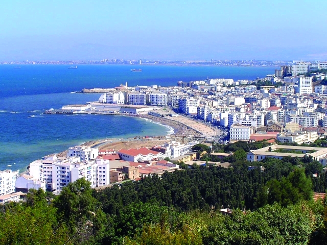 الجزائر.. ركوب البحر والجبل والصحراء