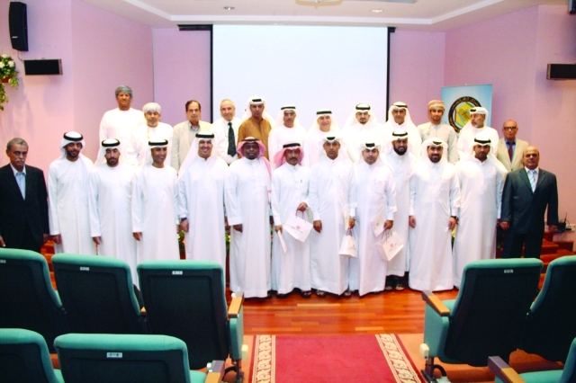"عبد الملك والكمالي يتوسطان الدارسين"