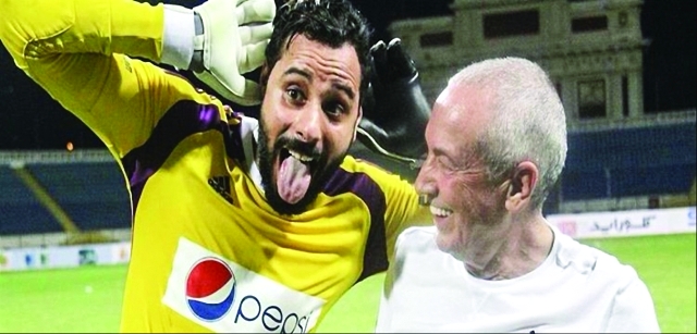 "■ جنش حارس الزمالك يحتفل مع مدربه فيريرا"