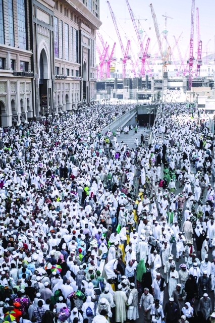 "صورة رئيسية / الحجاج في اول جمعة في هذا الموسم في الحرم المكي ــ أ.ب"