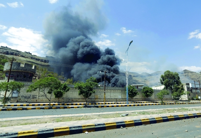 "■ الدخان يتصاعد من موقع غارة جوية للتحالف استهدفت مركزاً للانقلابيين في صنعاء | رويترز"