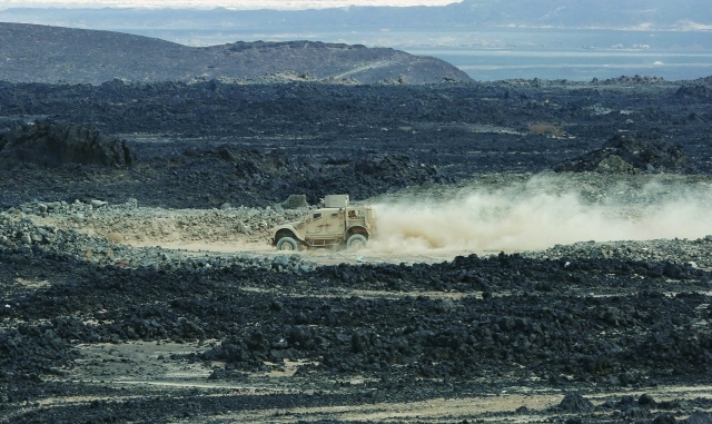 "■ عربة مدرعة للتحالف في الخطوط الأمامية لجبهة القتال بمأرب | رويترز"