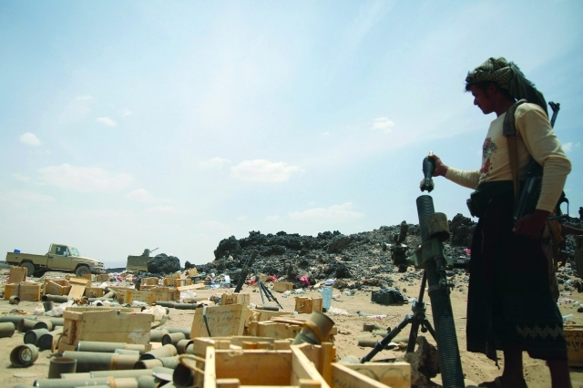 "■ مقاتل من المقاومة يضع قذيفة مورتر داخل قاذفة في محافظة مأرب | أ.ف.ب"