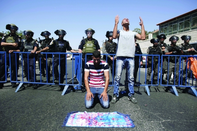 "الصلاة على الأسفلت تحت حراب الاحتلال في القدس |   أ.ف.ب"
