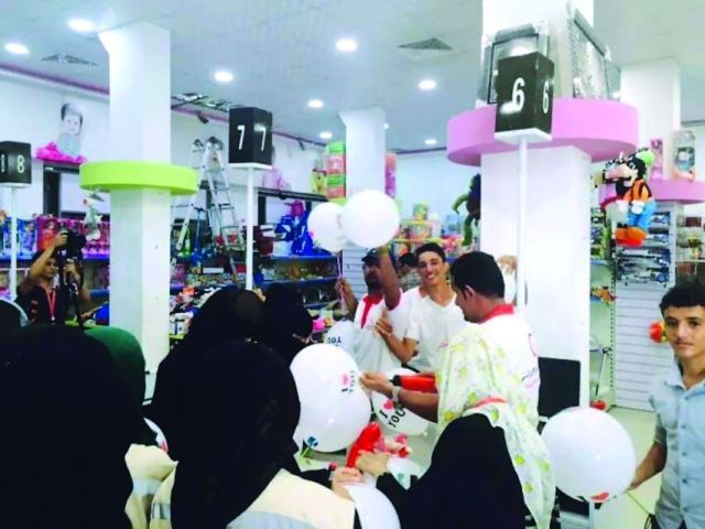 "الإمارات تنشر البسمة على شفاه أطفال عدن اليمنية وام"