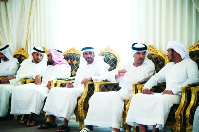 "■ هزاع ونهيان وطحنون بن زايد خلال العزاء بحضور محمد المزروعي"