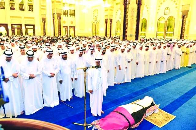 "■ محمد بن راشد ومحمد بن زايد والحكام وأولياء العهود والشيوخ أثناء صلاة الجنازة على جثمان الفقيد | تصوير: سيف محمد"