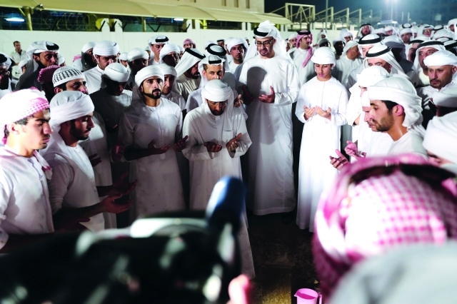 "■ محمد بن زايد وحمدان بن محمد والشيوخ يقرأون الفاتحة على روح الفقيد"