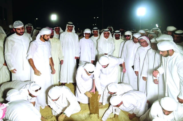 "■ محمد بن زايد وحمدان بن محمد وحمدان بن راشد ومكتوم بن محمد وهزاع وسيف بن زايد والشيوخ والمسؤولون خلال مواراة الفقيد الثرى | تصوير: محمد هشام"