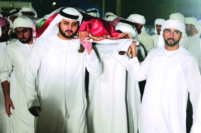 "■ حمدان ومكتوم بن محمد يشاركان في حمل نعش الفقيد خلال التشييع"