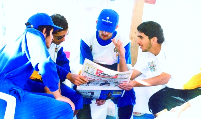 "■ حمدان بن محمد يتصفح «البيان الرياضي» وبجواره أحمد بن محمد وفقيد الوطن راشد بن محمد | البيان"