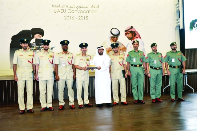 "■ علي راشد النعيمي يسلم عبدالله حسن الخياط الدرع التكريمية بحضور أعضاء لجنة التقييم | من المصدر"