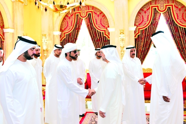 "■ حمدان بن محمد وحمدان بن راشد ومكتوم بن محمد يتلقون التعازي من قرقاش وسلطان الجابر"