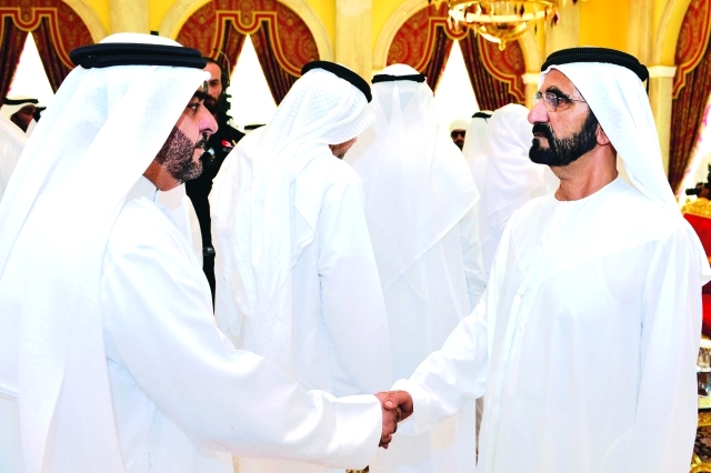 "■ محمد بن راشد يتلقى التعازي من منصور العور"