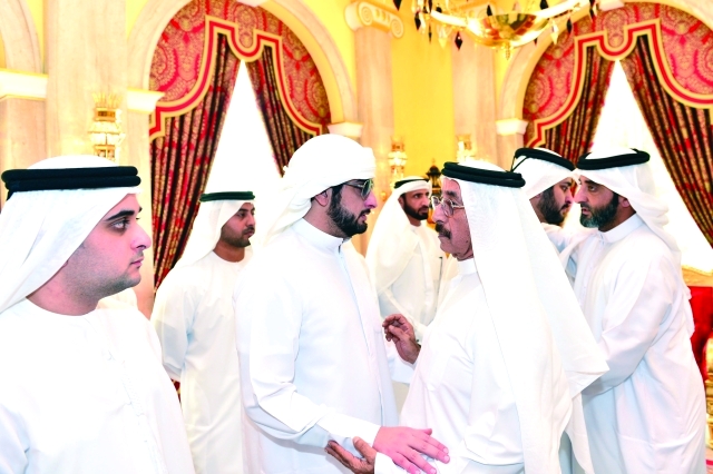 "■ مكتوم وأحمد وسعيد بن محمد بن راشد يتلقون التعازي من سعيد بن مكتوم وحشر مكتوم"