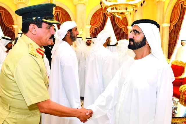 "■ محمد بن راشد يتلقى التعازي من خميس مطر المزينة   |  تصوير: سيف محمد"
