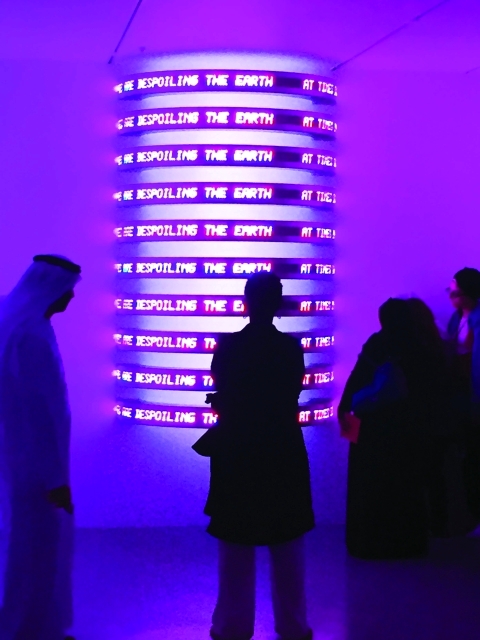"■ «تورسو» عمل فني يحمل توقيع جيني هولزر"