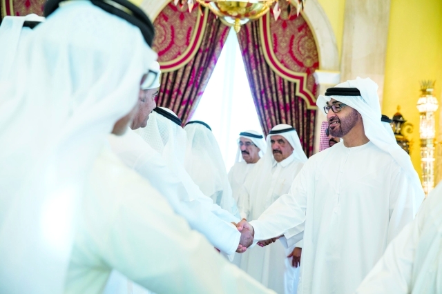 "■ محمد بن زايد يتلقى تعازي المواطنين بحضور حمدان بن راشد ومحمد النابودة"