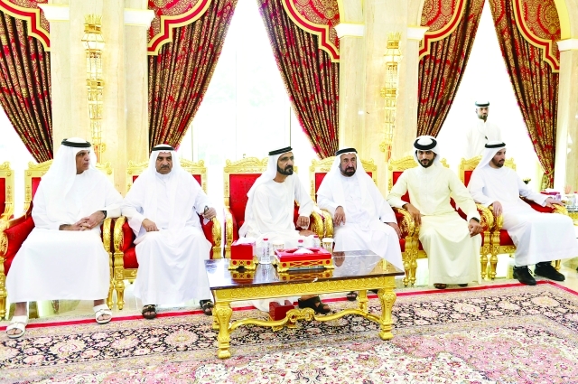 "وسموه يتلقى تعازي سلطان القاسمي وحمد الشرقي وسعود بن صقر وناصر بن حمد  |  تصوير : محمد هشام"