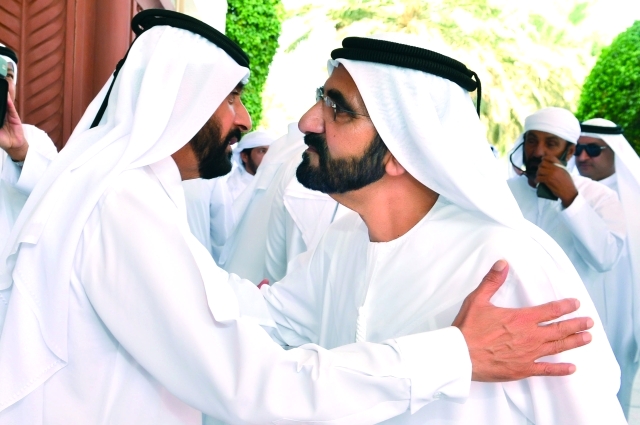 "محمد بن راشد متقبلاً عزاء أحمد بن راشد"