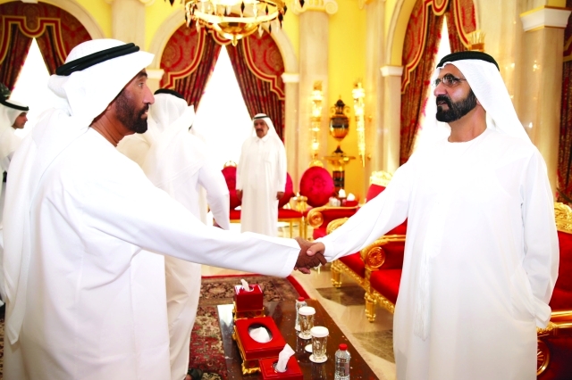"نائب رئيس الدولة مستقبلاً المعزين بحضور حمدان بن راشد"