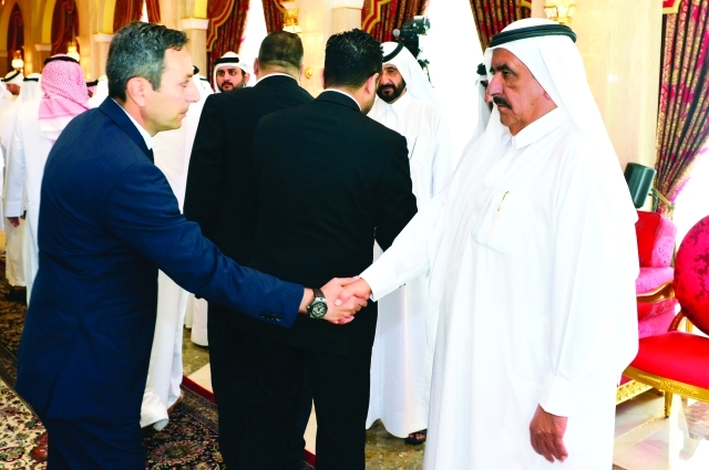 "حمدان بن راشد متلقياً التعازي بحضور مكتوم بن محمد وأحمد بن راشد ورائد برقاوي"