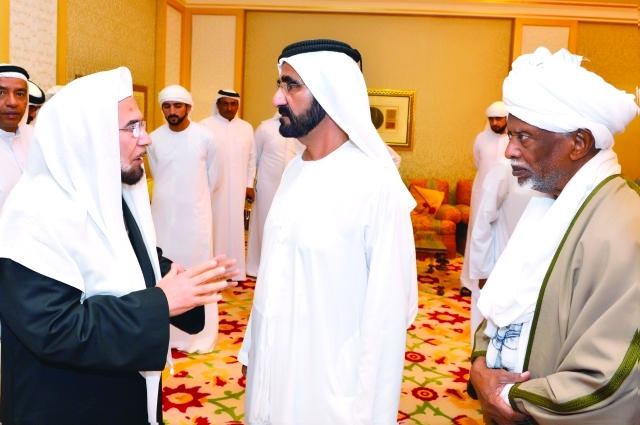 "محمد بن راشد مستقبلاً المعزين بحضور حمدان وأحمد بن محمد"