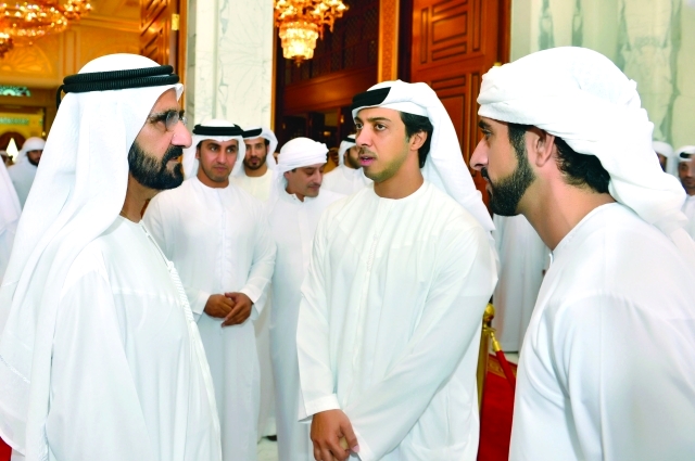 "محمد بن راشد في حديث مع حمدان بن محمد ومنصور بن زايد خلال تلقيه العزاء بوفاه نجله راشد ــ  تصوير: سيف محمد"