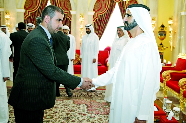 "■ نائب رئيس الدولة مصافحاً المعزين"