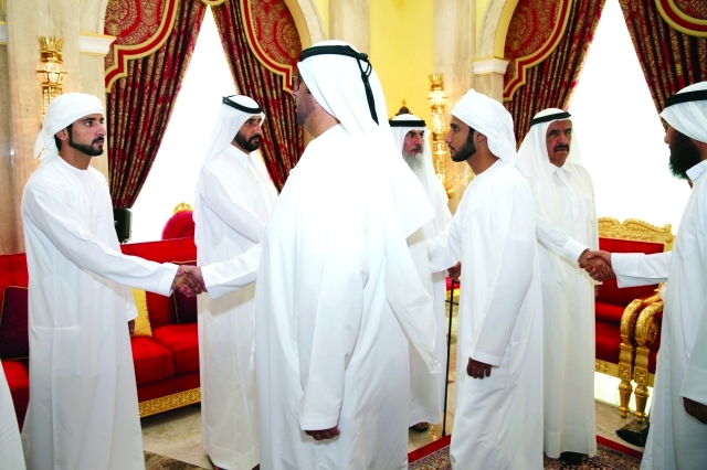 "■ حمدان بن محمد وحمدان وأحمد بن راشد ومحمد بن حمدان يصافحون المعزين"