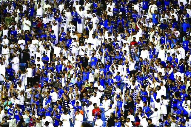 "■ مشجعو الهلال في المدرجات يحفزون اللاعبين | البيان"