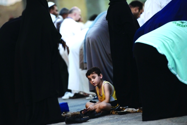 "■ طفل اصطحبه والداه إلى المناسك | أ.ف.ب"
